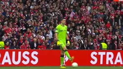 El arquero argentino fue silbado por los hinchas del elenco francés.