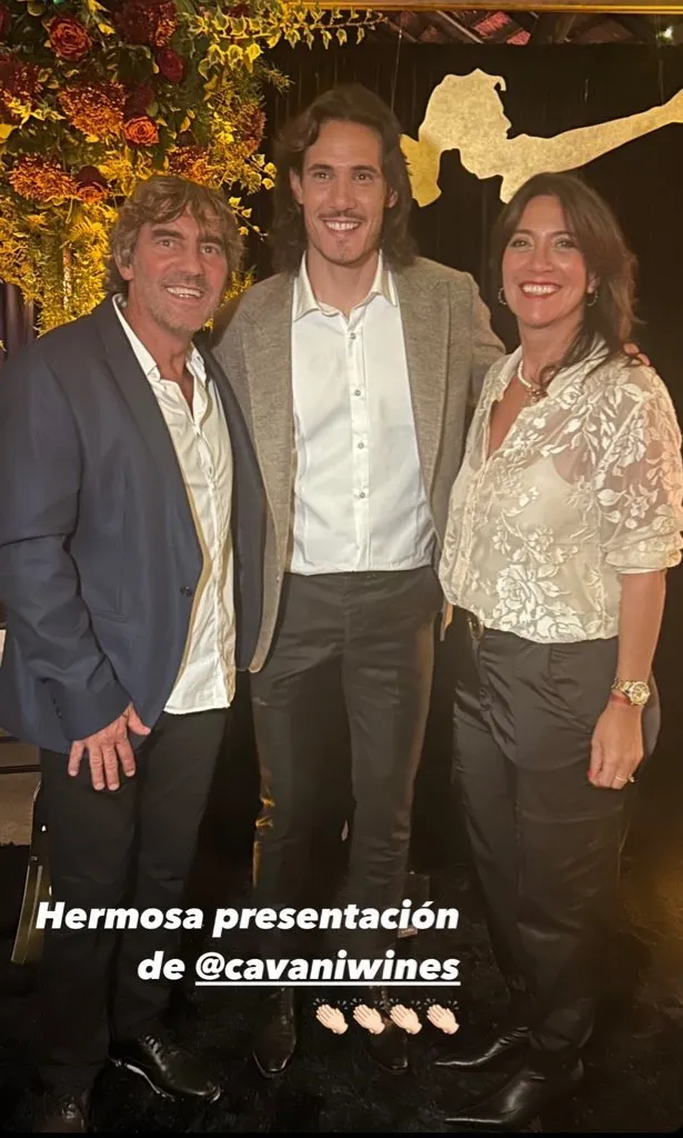 Cavani junto a Manteca Martínez en la presentación de su marca de vinos (@Cavaniwines)