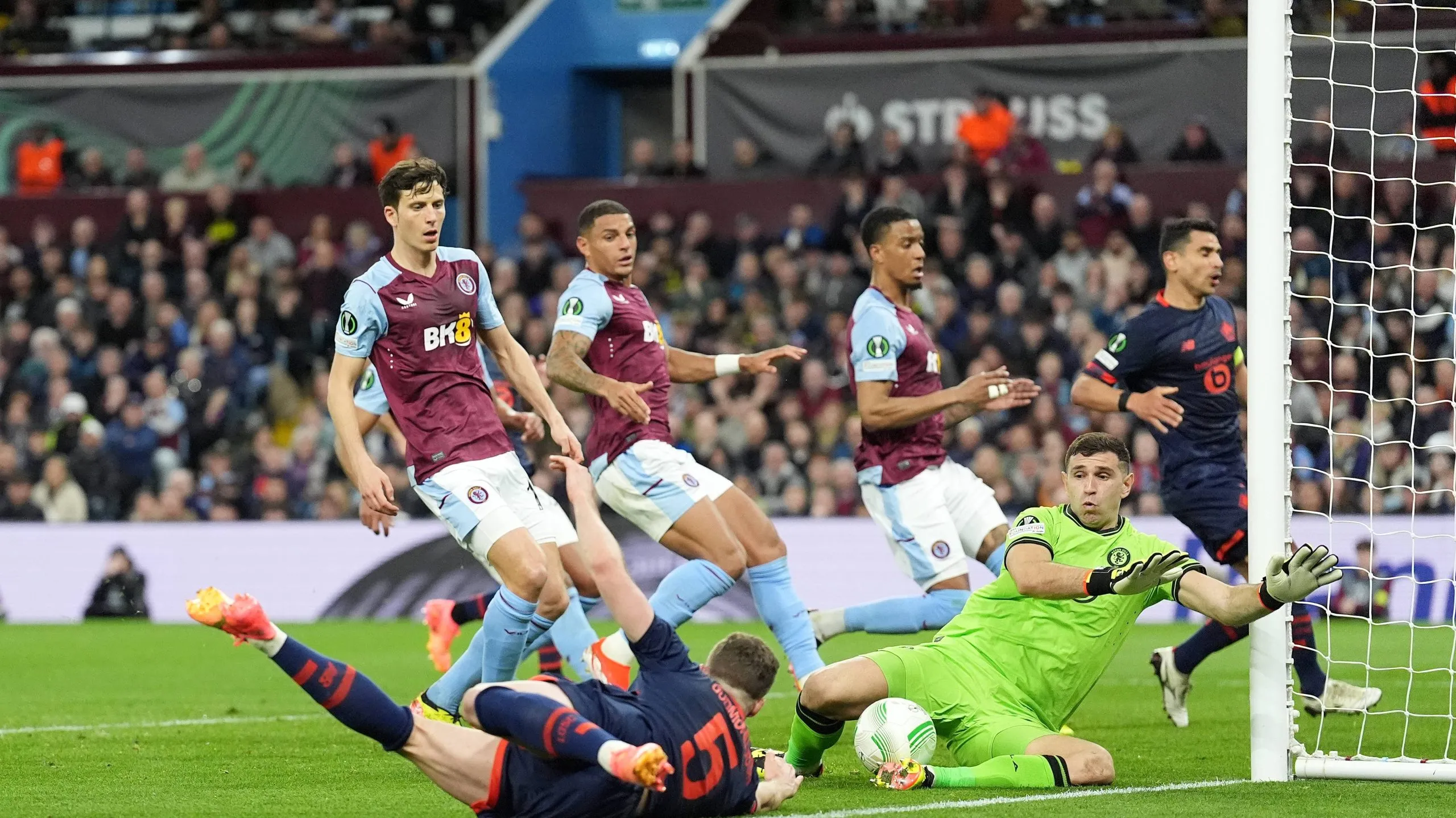 Emiliano Martínez en el Aston Villa vs. Lille de la ida de los Cuartos de Final de la Conference League.