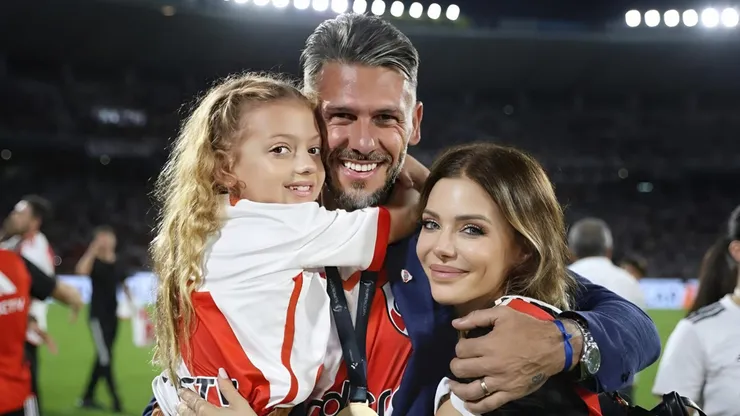 La esposa del entrenador de River dijo que no está en sus planes quedarse a vivir con su familia en Argentina.