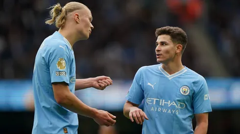 Erling Haaland y Julián Álvarez, en una charla durante un partido de Manchester City.