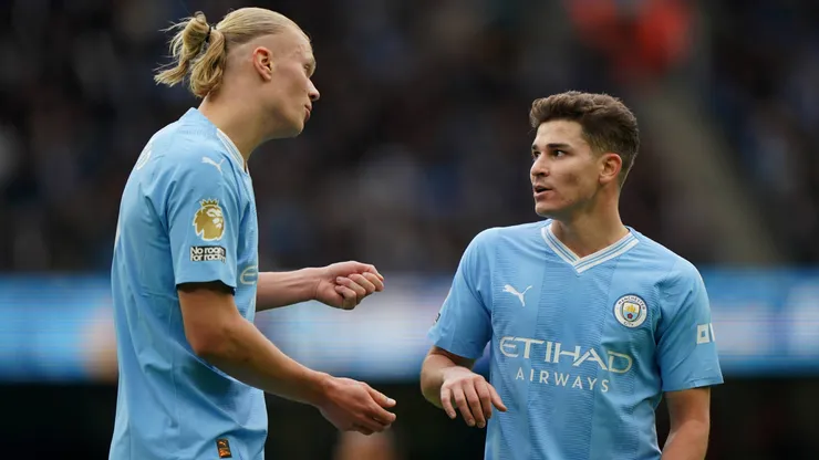 Erling Haaland y Julián Álvarez, en una charla durante un partido de Manchester City.