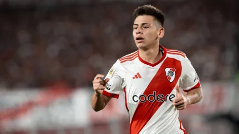 Claudio Echeverri con la camiseta de River.
