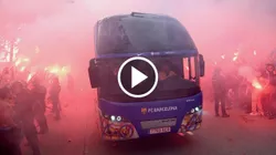 Proyectiles contra el micro de Barcelona, tirados por sus propios hinchas.