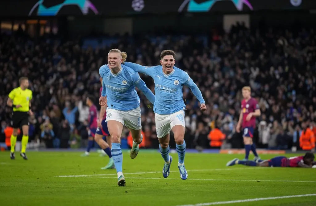 Erling Haaland junto a Julián Álvarez en el Manchester City.