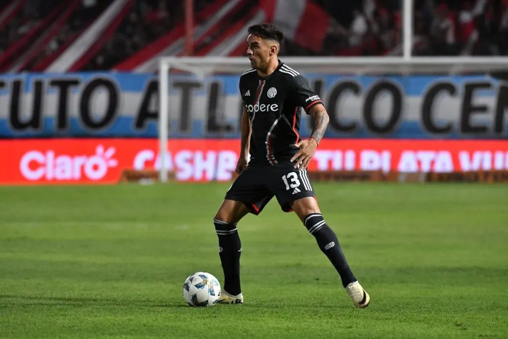 Enzo Díaz con la pelota en su poder. (Foto: Prensa River)