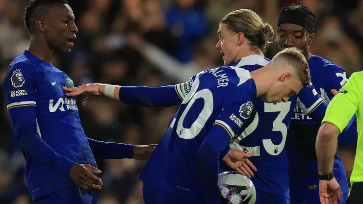Hubo pelea por patear el penal en Chelsea