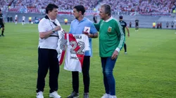 Roberto Ayala recibiendo un reconocimiento en River.
