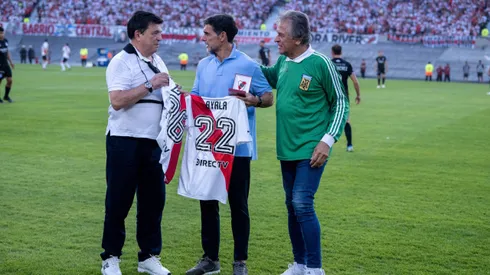 Roberto Ayala recibiendo un reconocimiento en River.