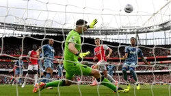 Dibu Martínez ayudó a Liverpool y Manchester City: Aston Villa venció a Arsenal y lo bajó de la punta de la Premier