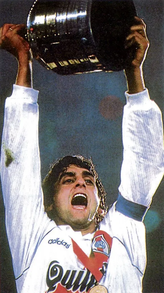 Enzo Francescoli con la Libertadores del 96. (Foto: IMAGO).