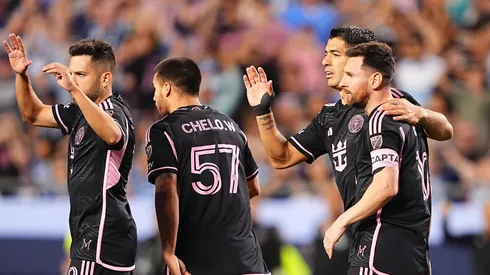 El abrazo de Messi con Suárez en el triunfo en Arrowhead.