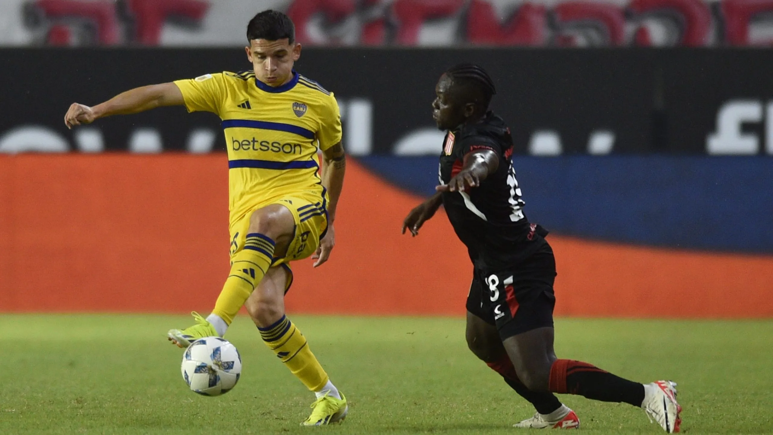 Lautaro Blanco fue expulsado y no jugará contra Godoy Cruz. (Foto: Getty).