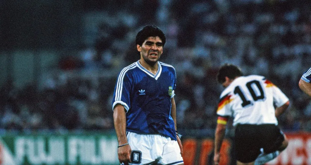 Diego Armando Maradona, la bandera de la Selección Argentina. (Foto: IMAGO).