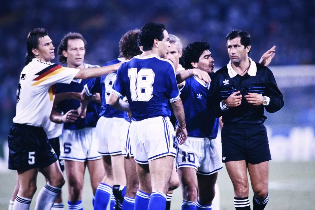 La queja de los jugadores argentinos al árbitro Codesal tras cobrar un penal inexistente. (Foto: IMAGO).