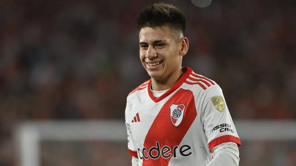 Claudio Echeverri con la camiseta de River.