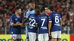 Los futbolistas de Nacional le reclaman al árbitro.