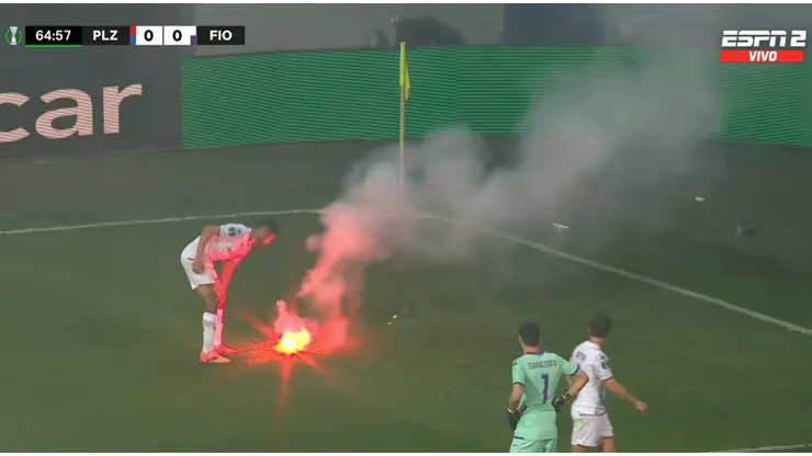 Un momento delicado en el campo de juego.