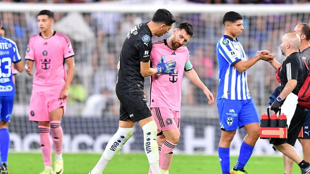 Messi, tras caer con Inter Miami en Monterrey, saludado por Esteban Andrada (Getty Images).