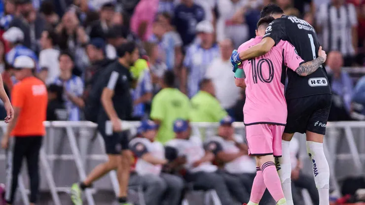 El arquero consoló al capitán de Inter Miami tras la eliminación.
