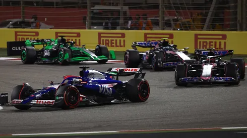 Daniel Ricciardo de RB, los dos Alpine de Esteban Ocon y Pierre Gasly, y de fondo, el Kick de Valtteri Bottas.