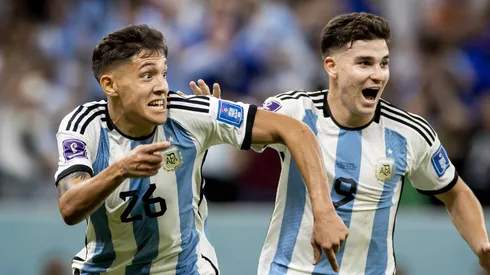 Nahuel Molina, junto a Julián Álvarez en el Mundial de Qatar.