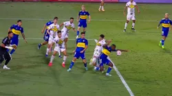 El VAR revisó un posible penal de Advíncula.