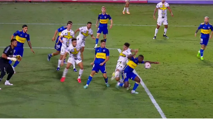 El VAR revisó un posible penal de Advíncula.