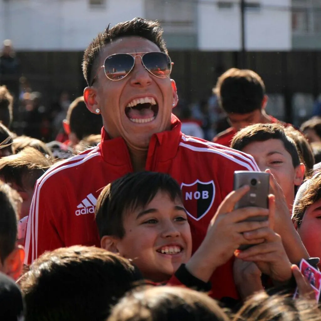 Un Sarmiento auténtico, rodeado de chicos de Newell’s. Foto IG.