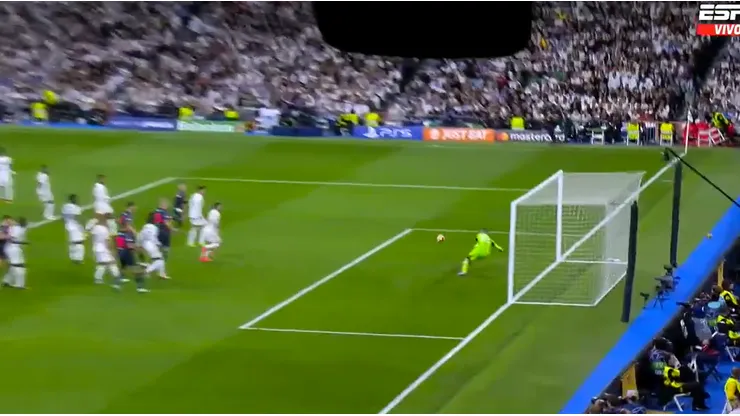 El arquero del Real Madrid tuvo una floja respuesta.