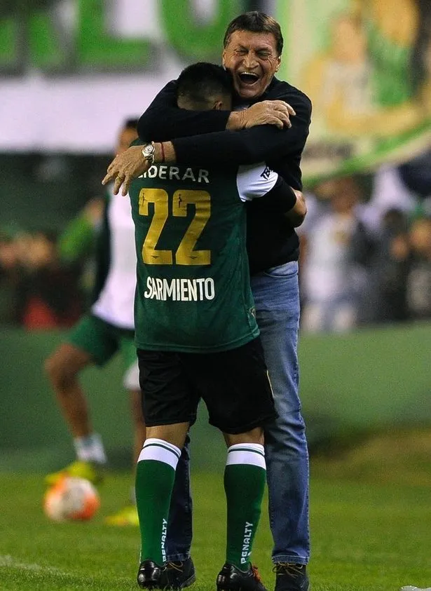 Julio Falcioni y su abrazo con Sarmiento. Foto Web.