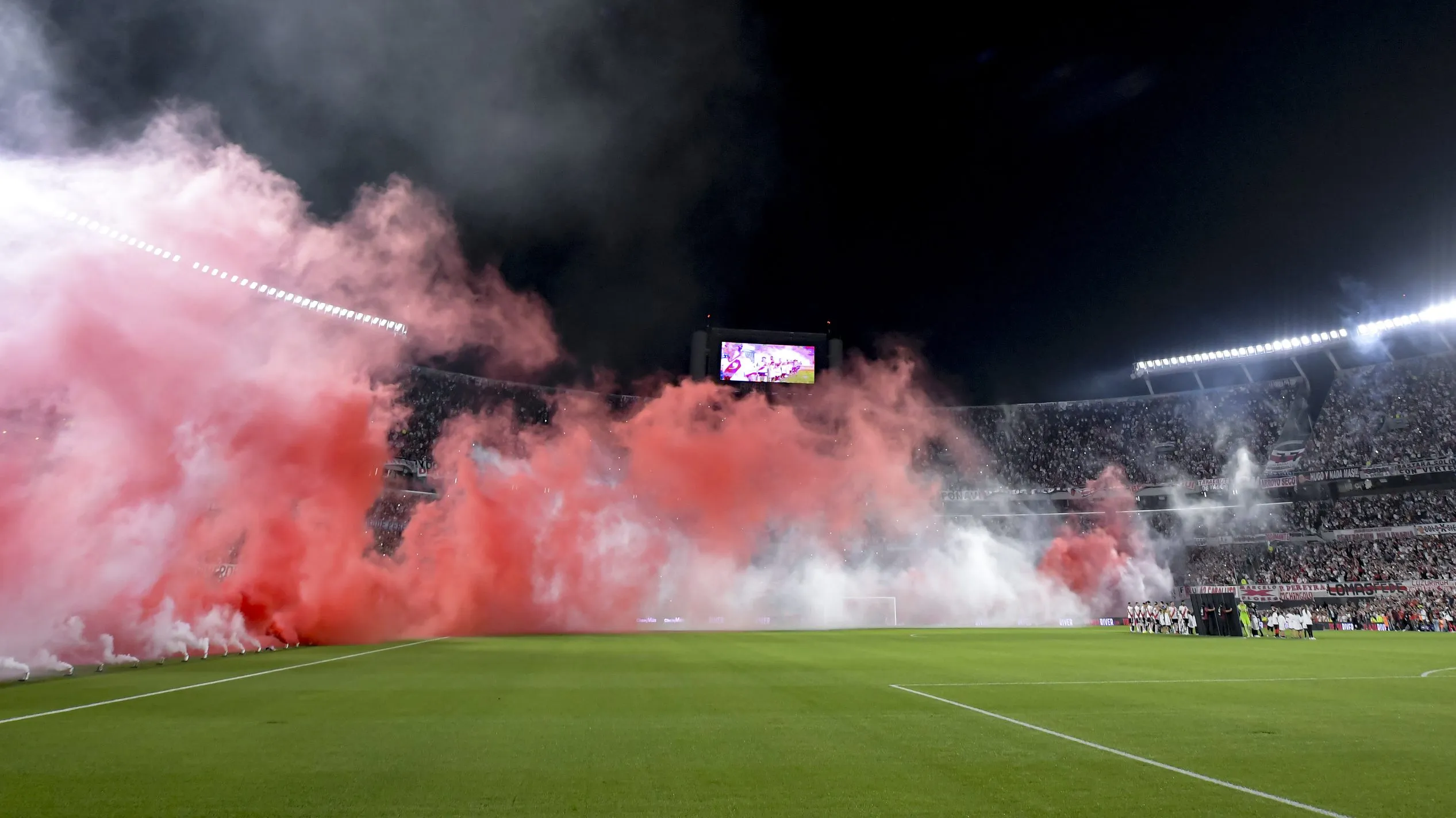 Los hinchas millonarios le dieron otro gran recibieminto al equipo antes del choque contra Central. (Foto: Getty)