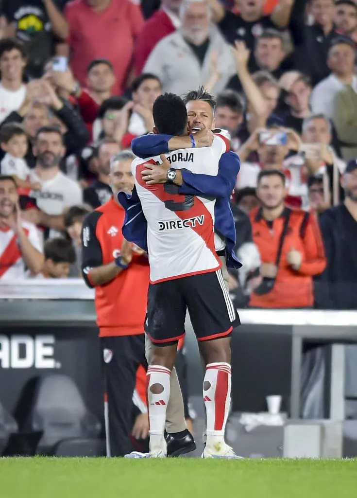 Borja festejó su segundo gol con Martín Demichelis. (Foto: Getty).