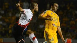 Esqueda lucha por la pelota con Joni Maidana.