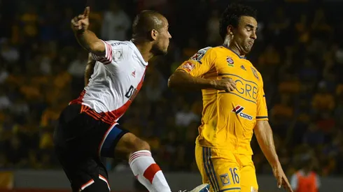 Esqueda lucha por la pelota con Joni Maidana.