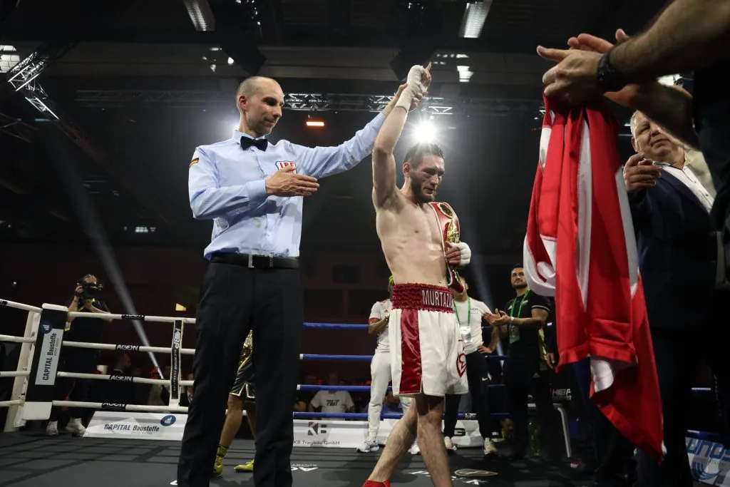 Murtazaliev, conturón en el hombro y brazo arriba de ganador. (Foto: IMAGO).