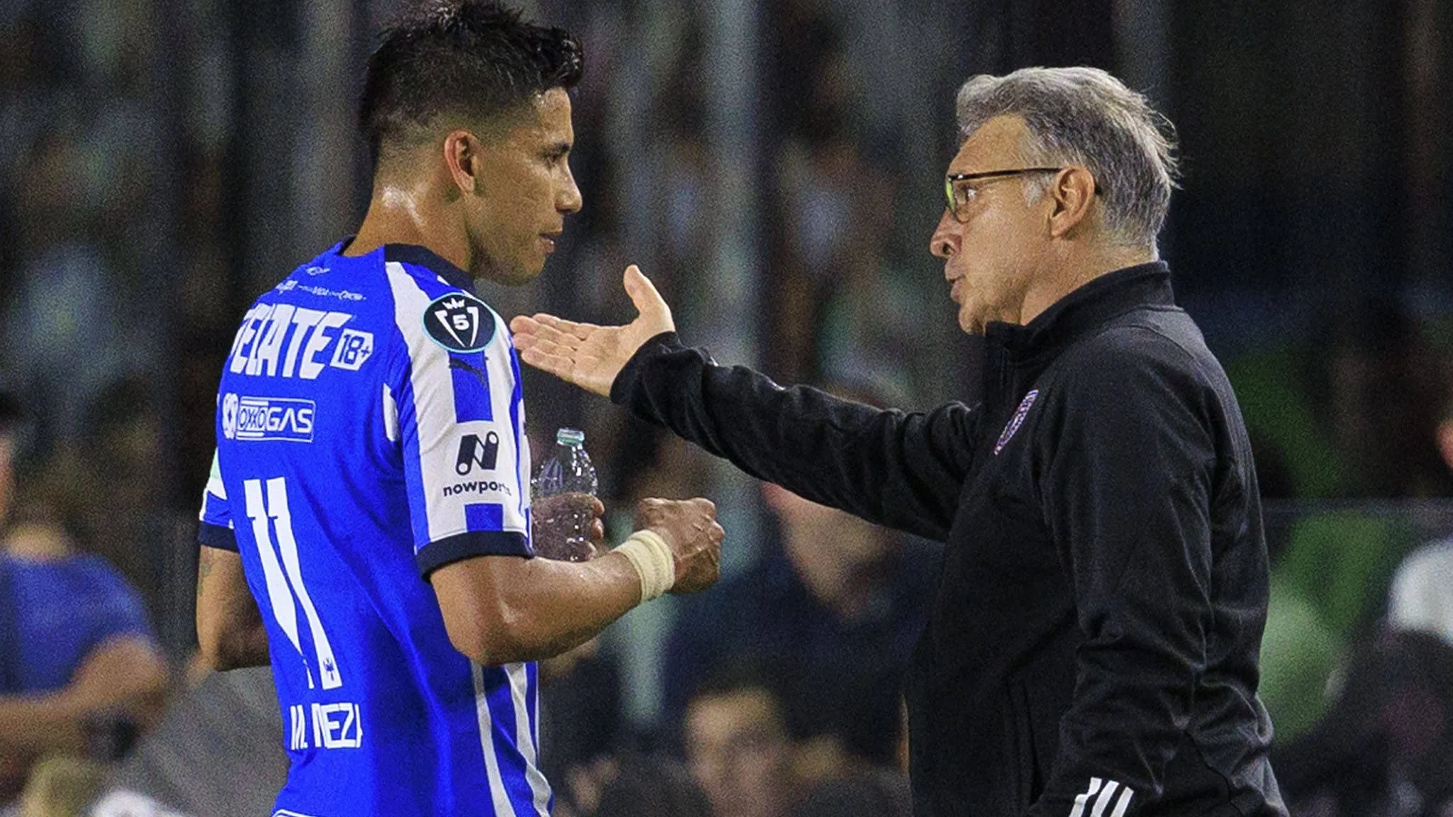 Gerardo Martino junto a Maxi Meza de Rayados durante el choque de ida de los Cuartos de Final de la Concacaf Champions Cup.