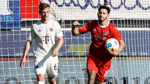 Kevin Sessa y el festejo por su gol ante el Bayern Múnich.