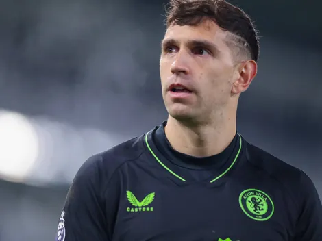 Dibu Martínez volvió al arco del Aston Villa y recibió tres goles en 10 minutos