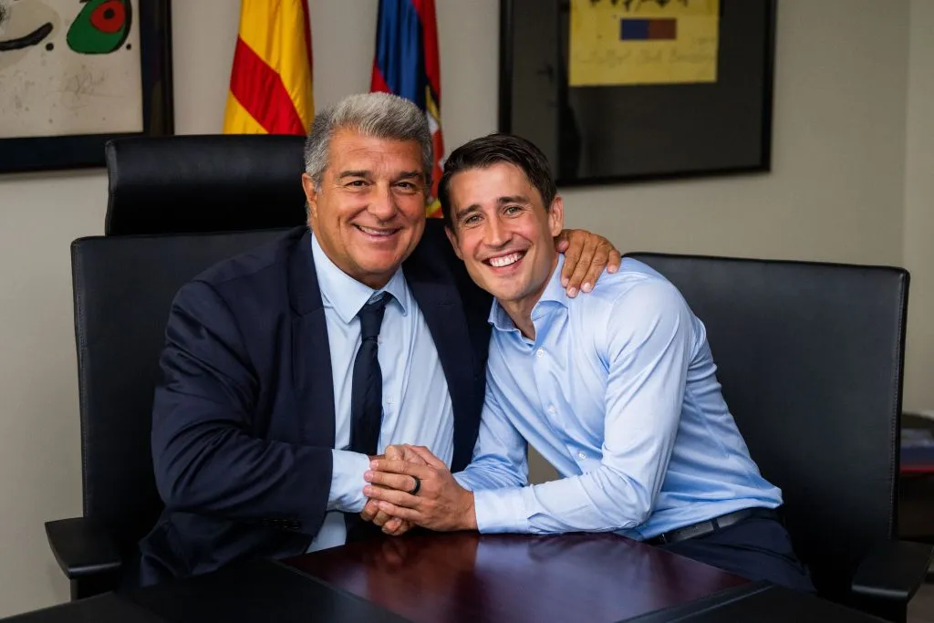 Bojan Krkic con Joan Laporta tras firmar su contrato como nuevo Coordinador del Área de fútbol del Barcelona.