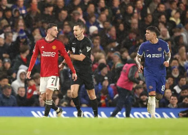 Enzo Fernández lo cruzó a Mason Mount durante el partido. IMAGO / Paul Marriott