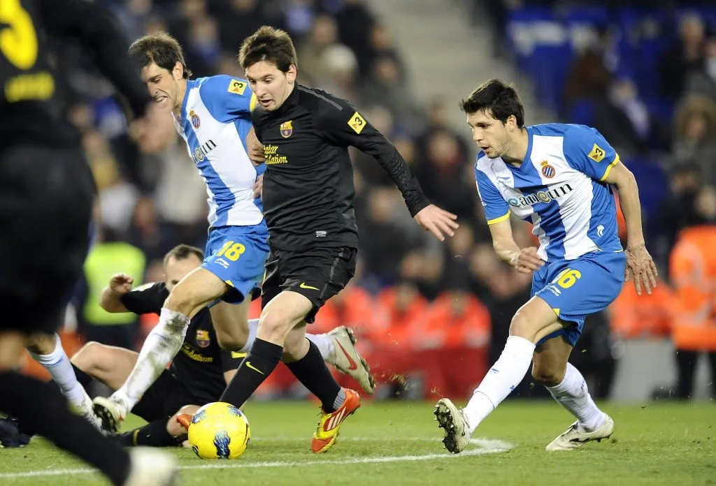 Forlín marcando a Messi en España (IMAGO)