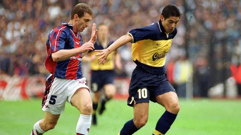 Pablo Michelini ante Juan Román Riquelme.