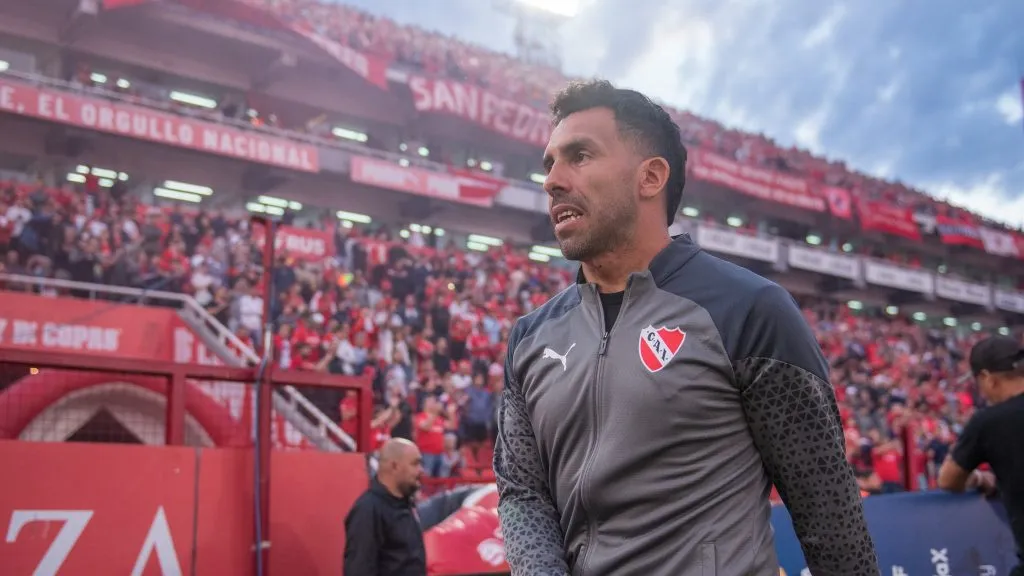 Carlos Tevez, dirigiendo a Independiente. El Apache fue dado de alta tras el susto por un dolor que sintió en el pecho.