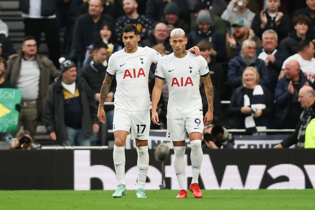 Cuti salió a respaldar a su compañero brasileño.