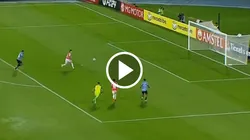 Santos Borré perdió una chance insólita en Córdoba.