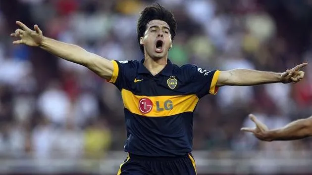 Julio Cáceres festejando un gol en Boca.