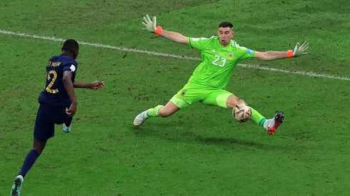 Dibu reveló como vivió el momento del mano a mano con Kolo Muani