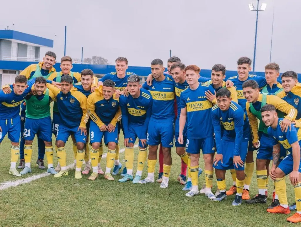 Iván Alvariño junto a varios juveniles de Boca en Reserva (@a.ivanalvarino)
