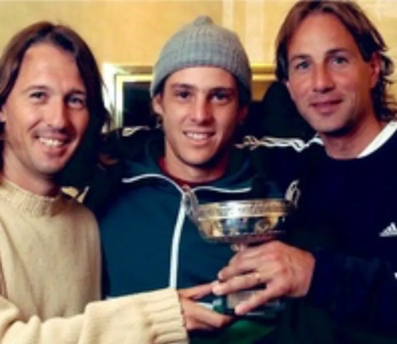 Davín, Gaudio y Aguirre tras la conquista del título más importante de la carrera del Gato. (Foto: Gentileza Fernando Aguirre).
